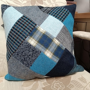 Funda de cojín italiana de tweed de lana pura con estampado tartán y patchwork azul grisáceo.