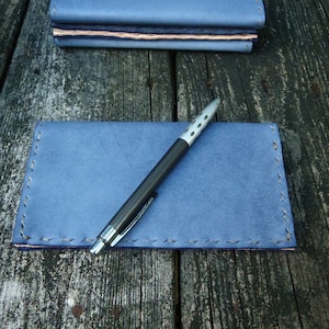 CSherwoodLeather Funda de chequera básica azul, billetera de chequera. Cosido a mano. Cartera de piel azul con ribete natural, 2 cheques de bolsillo y registro