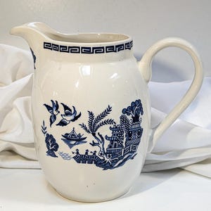 Brocca vintage P&K Price Kensington con motivo a salice blu e bianco, in ottime condizioni. Prodotta in Inghilterra.
