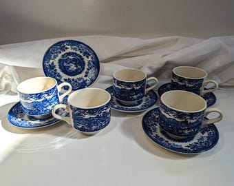 Conjunto de 5 xícaras de chá e pires em faiança azul James Broadhurst, fundada em 1847. Fabricado na Inglaterra, em azul e branco, com um toque campestre e elegante.