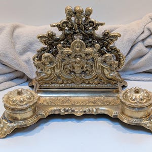 Maravilhoso antigo tinteiro duplo de latão maciço, estilo rococó, estilo art nouveau francês, em estilo Putti querubim, porta-cartas.