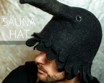 Peut inclure: Un chapeau de sauna en feutre noir avec un long bec pointu et un bord festonné. Le chapeau est porté par une personne avec une barbe.