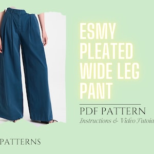 Op de afbeelding: Een tealblauwe wijde broek met plooien. De broek wordt getoond op een model. De tekst "ESMY PLEATED WIDE LEG PANT PDF PATTERN Instructions & Video Tutorial" staat in de afbeelding.