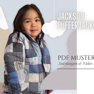 Può includere: Un bambino indossa una giacca imbottita patchwork blu e bianca. La giacca ha una cerniera e un colletto alto. Il testo "JACKSON PUFFER JACKE" e "PDF MUSTER Anleitungen & Video-Tutorial" è visibile nell'immagine.