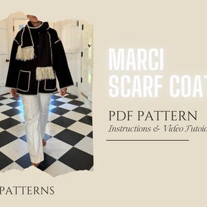Puede incluir: Un abrigo negro con ribetes de flecos blancos y una bufanda blanca. El abrigo tiene un bolsillo blanco en la parte delantera. El texto "MARCI SCARF COAT PDF PATTERN Instructions & Video Tutorial" está sobre un fondo beige.