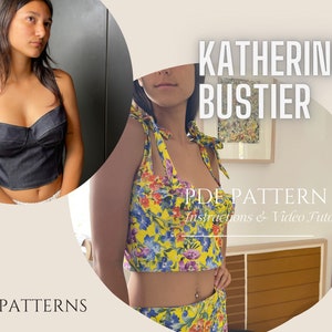 Może przedstawiać: Dwie kobiety prezentują wzór szycia "Katherine Bustier". Wzór zawiera instrukcje i samouczek wideo. Jedna modelka nosi gorset dżinsowy, druga nosi gorset z kwiatowym nadrukiem.