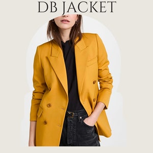 Può includere: Un blazer doppiopetto color senape con una maglia nera e jeans di lavaggio scuro. Il testo "DB JACKET" è in alto nell'immagine. Il testo "Yabbey. PATTERNS" è in basso nell'immagine. Il testo "World's Largest Digital design & pattern library" è in basso nell'immagine. Il testo "for social good & sustainable future" è in basso nell'immagine. Il testo "February 2024 | No. 10146" è in basso nell'immagine.