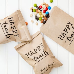 Happy Trails Bolsas personalizadas de regalos de boda - Trail Mix Bar, cena de ensayo, fiesta de compromiso