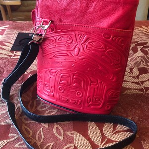Cuero repujado • Bolso Solo • Diseño de caja de oso • Bolso hecho en Canadá • Artista indígena • bandolera de cuero • bolso de mujer