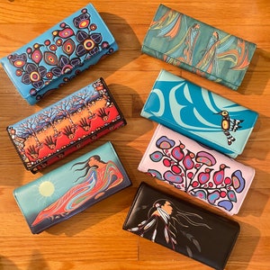 Brieftasche in voller Größe, Maxine Noel Adler Geschenk, Mutter Erde Norval Morrisseau Floral auf gelber Brieftasche, erinnern von John Rombough, einheimische Brieftasche