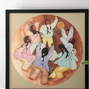Könnte beinhalten: Ein Aquarellbild, das eine Gruppe von Menschen zeigt, die in einem Kreis tanzen. Die Menschen tragen bunte Kleidung und haben langes schwarzes Haar. Das Bild ist vor einem braunen Hintergrund mit einem kreisförmigen Design platziert. Die Unterschrift des Künstlers befindet sich in der rechten unteren Ecke.