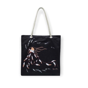 Peut inclure: Sac fourre-tout en toile noire avec un motif de femme avec des plumes et la signature "Yvonnick Rene".
