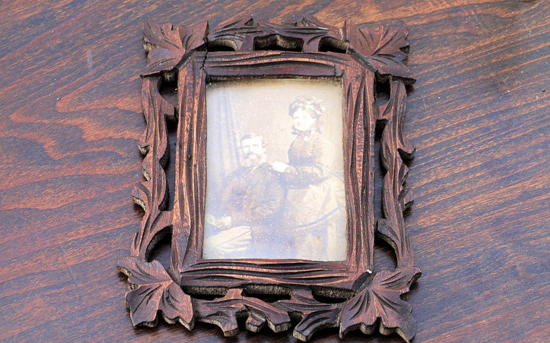 Old Carved Wood Victorian Pioneer Tramp Art Photo Frame With Original Photos Frames Craft Supplies Tools Delage Com Br