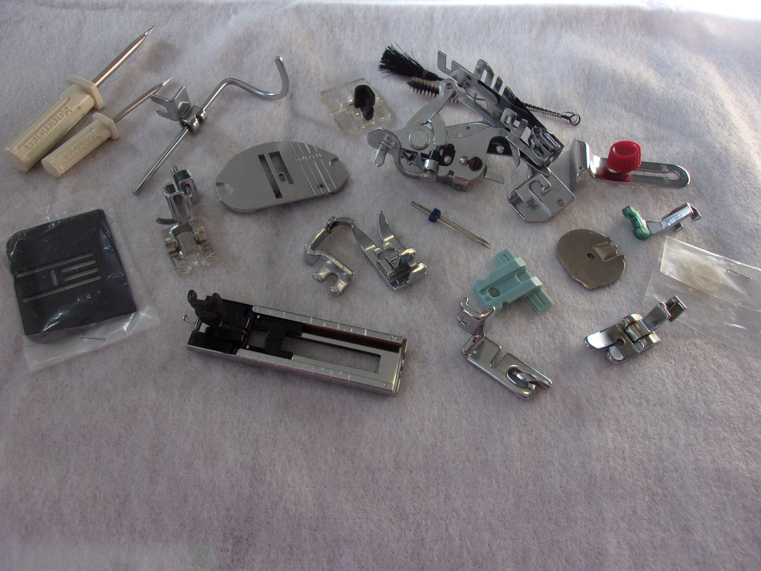 LOT Vintage Singer Sewing Machine Parts #121897 Original Box 10 Pieces