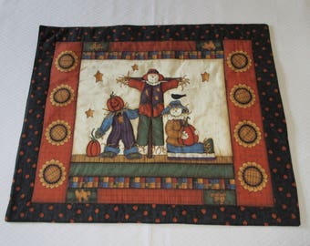 Table topper, Halloween decor, Harvest decor, Pumpkins, Scarecrow, Quilted table topper, Quilted Wall Hanging, Hallowe'en, Jack-o-lantern.