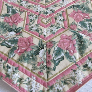 Quilted Table Runner, Quilted Table Topper, Rose Table runner, Rose Table Topper, Romantic Table Runner, Pink Table Runner