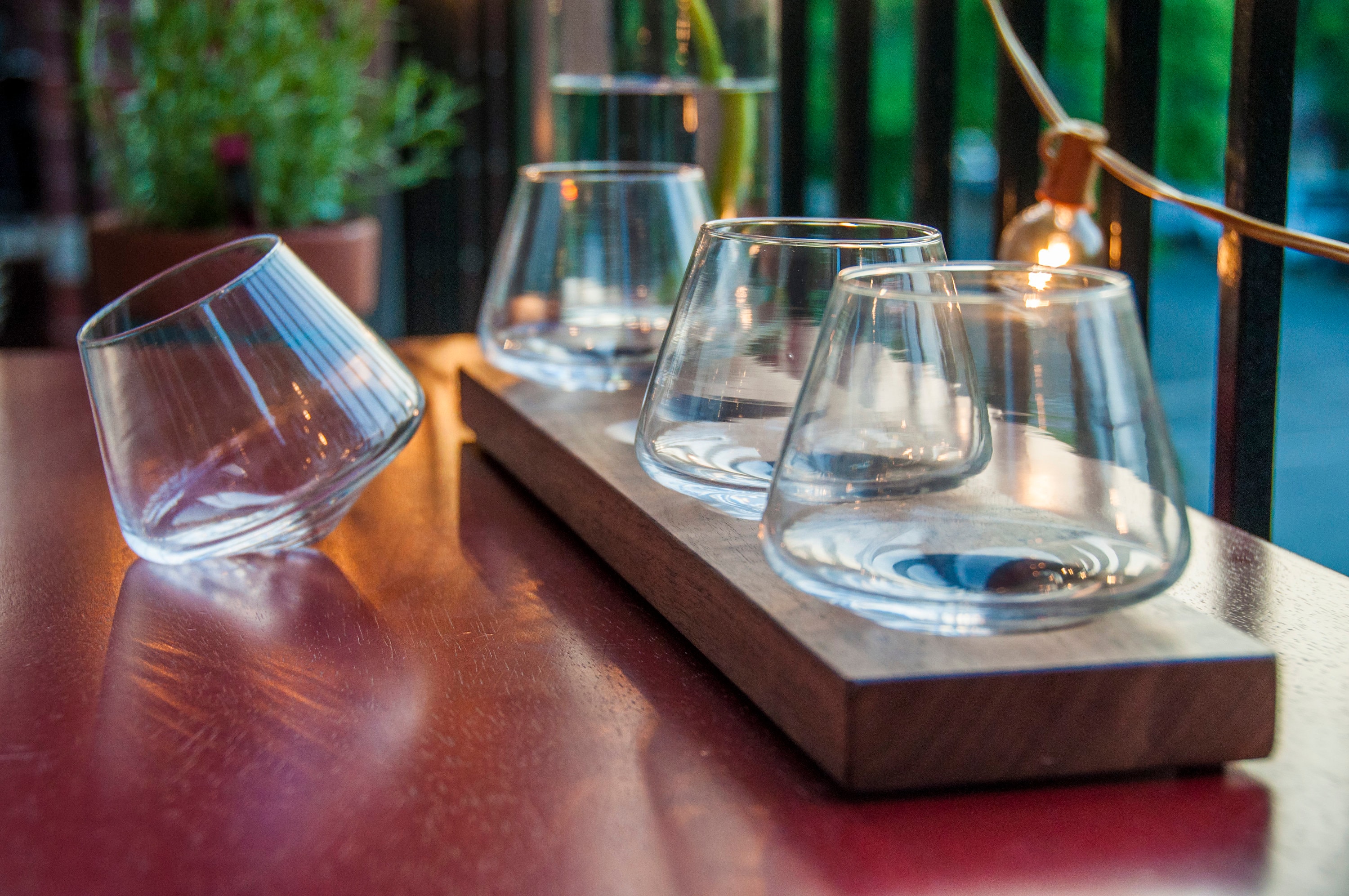 Vol de Quatre Verres Whisky Aération 5Oz W/stand Fini en Noyer