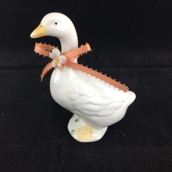 White Duck Figurine with Peach Bow Small 5" Porcelain Vintage 1980's Country Cottage Farmhouse Home Decor