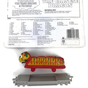 ERTL Thomas the Train Lokomotive und Freunde Chinesischer Drache mit Pritschenanhänger VTG 1998 CLOUD Spielzeug Set w / Karte