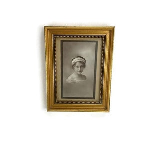 Ingelijst portret Victoriaans meisje jonge dame foto kunst aan de muur hangend houten klein goudbruin beige 8,5 x 6,5 inch