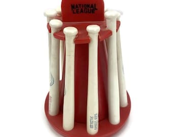 Salvadanaio a forma di mazze da baseball Louisville Slugger della National League in mostra **DIFETTI** Stemmi della squadra Hillerich & Bradsby Rosso 10 pezzi Completo Vintage