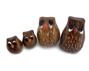 Gesigneerde miniuil familie van 4 beeldjes gesneden houten handgeschilderde 1,25" grillige nieuwigheid eigenzinnige kitscherige VTG MCM Boho Woodland