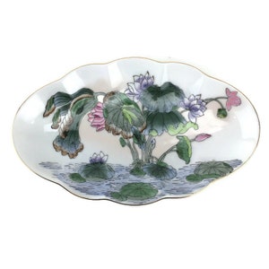 Bijou fleuri Toyo Macao plat à bijoux lotus lys pivoine petit oblong en porcelaine bord festonné vert rose violet décoratif asiatique oriental