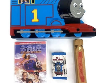 Thomas y el Ferrocarril Mágico Lote de 4 piezas de DVD, película, estuche de transporte para tren ERTL, billetera de nailon triple para niños, silbato de tren de madera Whistlin Dixie, VTG 1990