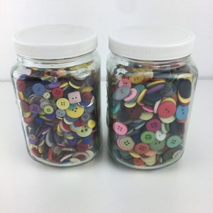 Bote de vidrio con botones surtidos para costura y manualidades, multicolor, tamaño múltiple, 2 disponibles