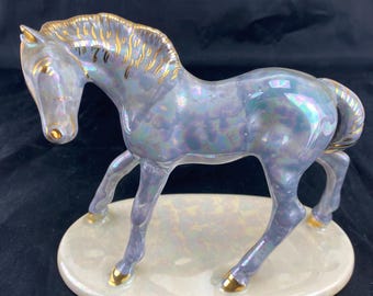 Cetlan porseleinen beeldje paard sculptuur gevlekt grijsblauw lusterware met gouden accenten op witte basis 6,5" VTG MCM