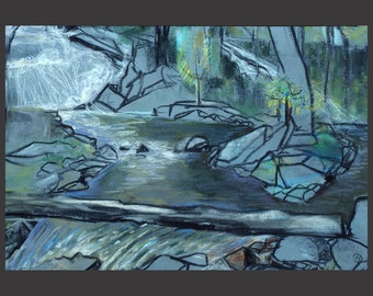 Puede incluir: Un dibujo al pastel de una serena escena de bosque con una cascada y un arroyo. La obra presenta una paleta de azules, verdes y grises, con representaciones detalladas de rocas, árboles y agua fluyendo. El efecto general es un paisaje natural y tranquilo.
