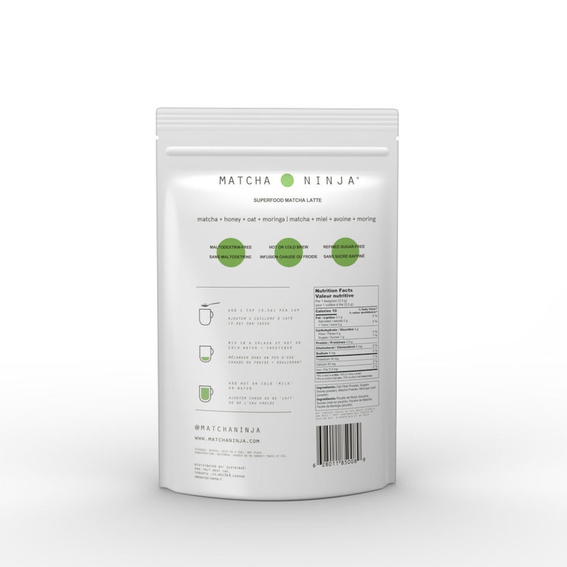 Pu&ograve; includere: Un sacchetto bianco richiudibile con un cerchio verde e il testo "MATCHA NINJA" in nero. Il sacchetto contiene un mix di matcha latte superfood con matcha, miele, avena, moringa e altri ingredienti. Il retro del sacchetto include informazioni nutrizionali, ingredienti e istruzioni per preparare il matcha latte.