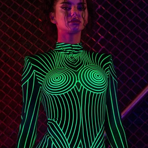 Psychedelia Blacklight Costumes – What Glows and What Doesn't? +