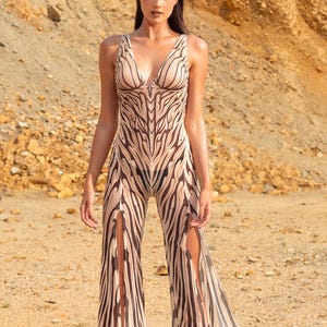 Burning Man Jumpsuit mit tiefem Schlitz für Damen – Zebra-Print Wüstenfestival-Playsuit, transparentes Statement-Playa-Outfit