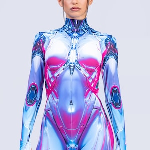 Op de afbeelding: Een futuristisch bodysuit in tinten blauw, roze en wit. Het kledingstuk met lange mouwen heeft een hoge halslijn en een nauwsluitend ontwerp met ingewikkelde panelen en geometrische details, wat een strakke, sci-fi esthetiek creëert.