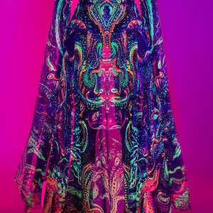 Psychedelischer Frauen Netzrock, Blauer Netzrock mit offener Vorderseite, UV-reaktiver Netzrock, Festival Kostüm Frau, Rave Kleidung, Transparenter Rock