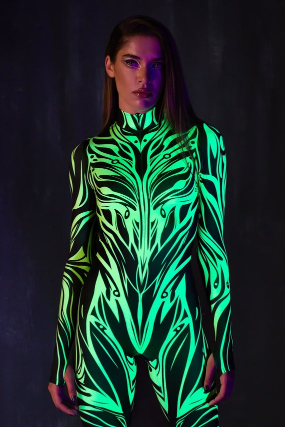 Psychedelia Blacklight Costumes – What Glows and What Doesn't? +