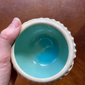 Keramikschale Votiv geschnitztes handgemachtes Ozeanwasserschale-Trinken-einzigartiges Geschenk Keramikkerzenhalter Bild 3