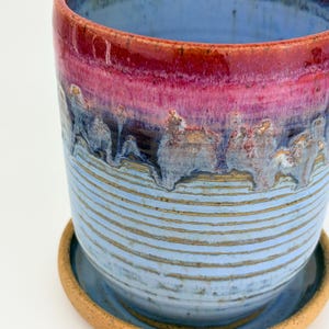 Ręcznie robiona ceramiczna doniczka w kolorze niebiesko-różowym z otworami drenażowymi i spodkiem, wykonana z gliny kamionkowej w kropki