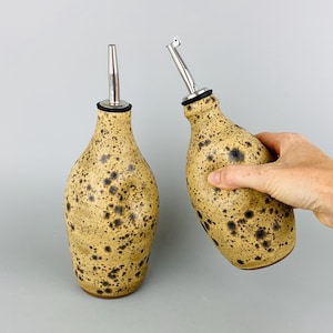 Dispensador de aceite de oliva de cerámica hecho a mano: Decoración rústica de cocina con detalles moteados