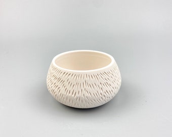 Bougeoir votif en céramique plat en porcelaine sculptée à la main cadeau unique poterie luisant en blanc assez unique