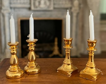 Dolls House brass candlesticks con candele 1:12 Accessorio in miniatura