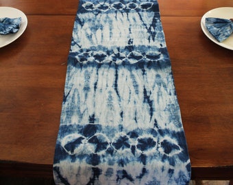 Indigo, tie-dye, lin, chemin de table, teint à la main, bohème, table à manger, table bohème, shibori, ferme, pendaison de crémaillère, table d'entrée, décoration bohème