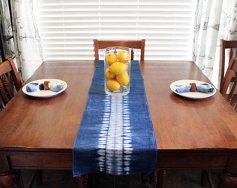 Chemin de table en lin, shibori, indigo, teint à la main, tie-dye, rustique, style campagnard, linge de table, pendaison de crémaillère, table bohème, salle à manger, chemin de table