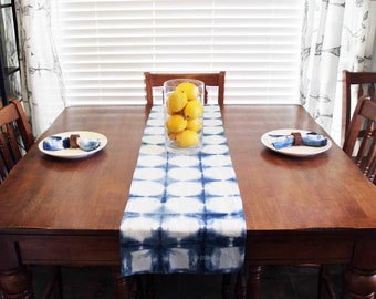 Surpiqûre shibori, chemin de table, teint à la main, lin, indigo, rustique, bohème, rayures, style campagnard, linge de table, pièce maîtresse, pendaison de crémaillère, salle à manger