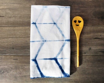 Torchon, teint à la main, shibori, indigo, serviette pour sac de farine, tie-dye, décoration bohème, cadeau de cuisine, torchon, serviette bleue, serviette de boulanger