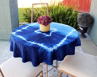 Teinte à la main, shibori, indigo, petite nappe ronde, « plutôt » , tie-dye, bleu, napperon, rond, rayonne, bohème, tapisserie,