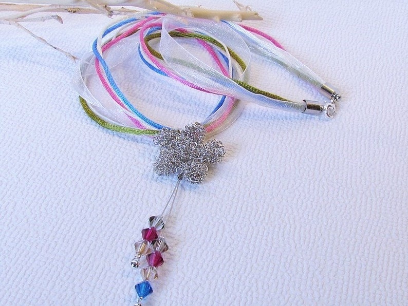 Trachtenkette Bunt Blume Metall Rosa Grün Blau Satinband Kristalle von Swarovski® luluchicDE Bild 1