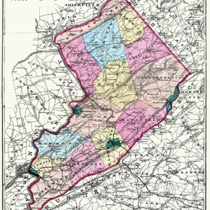 以下が含まれることがあります： 1872年のニュージャージー州ウォーレン郡の地形図。白地に黒インクで描かれています。地図にはパステルピンク、青、黄色、緑で強調された様々なタウンシップが表示されており、縮尺は1インチあたり2マイルです。