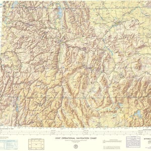 Puede incluir: Una carta de navegación operativa de la USAF de la cordillera Bitterroot, etiquetada como ONC 168. El mapa presenta un terreno topográfico detallado en tonos bronceado y marrón, con elementos acuáticos azules y líneas de cuadrícula negras.